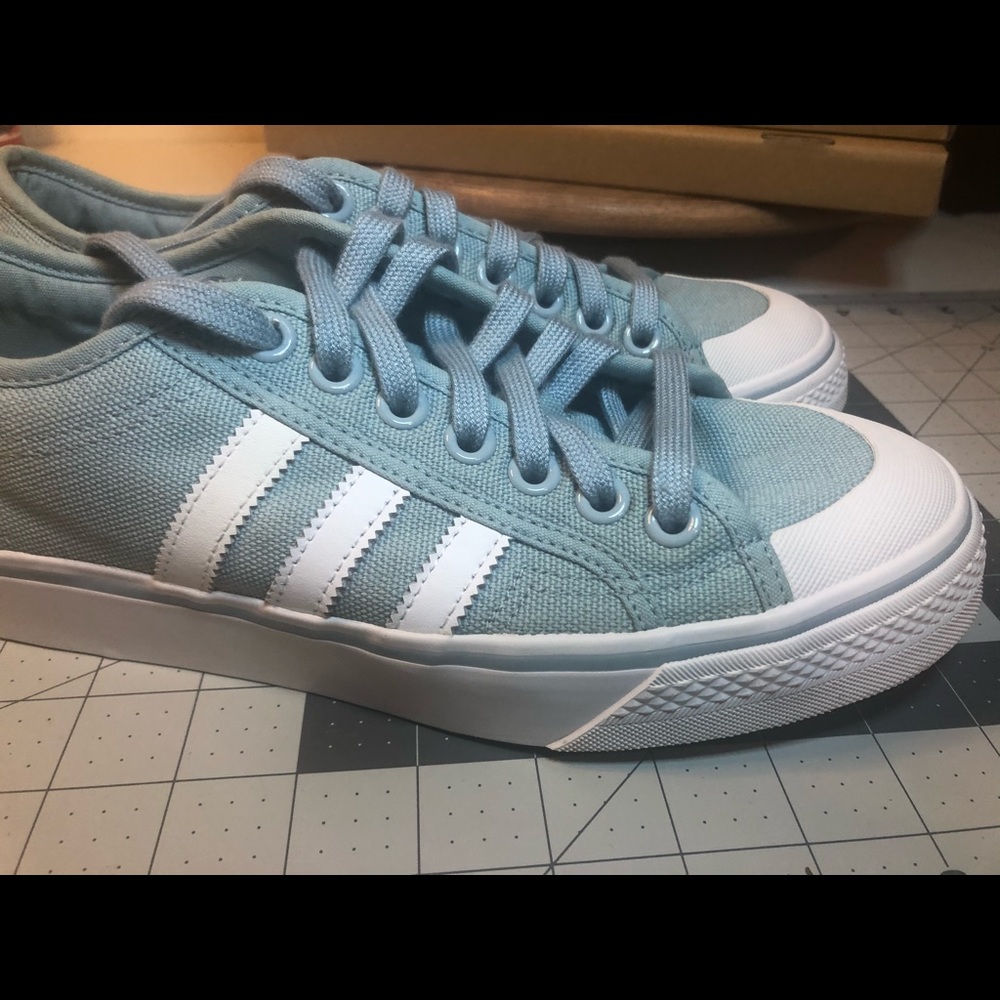 Adidas nizza lows men’s sz 9.5 sky blue